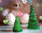شجرة عيد الميلاد مصنوعة من الخيوط والغراء PVA